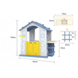 Kuća s košarkaškim igralištem i plavim krovom